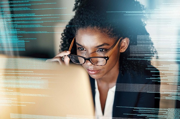 IT Frau liest Code auf ihrem Laptopbildschirm IT Frau liest Code auf ihrem Laptopbildschirm