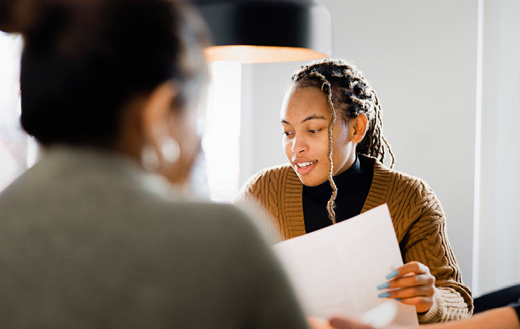 Kvinde til jobsamtale med HR manager