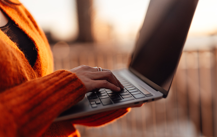 Kvinde skriver på sin bærbare computer