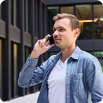 Ung medarbejder taler i telefon i gården