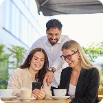 Medarbejdere snakker sammen over en kop kaffe