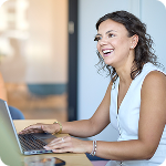 Medarbejder sidder ved sin bærbare computer og arbejder