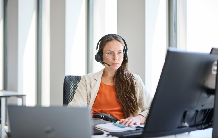 Medarbejder fra salgsafdelingen taler i telefon