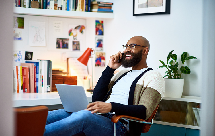 Freelancer er i et telefonmøde