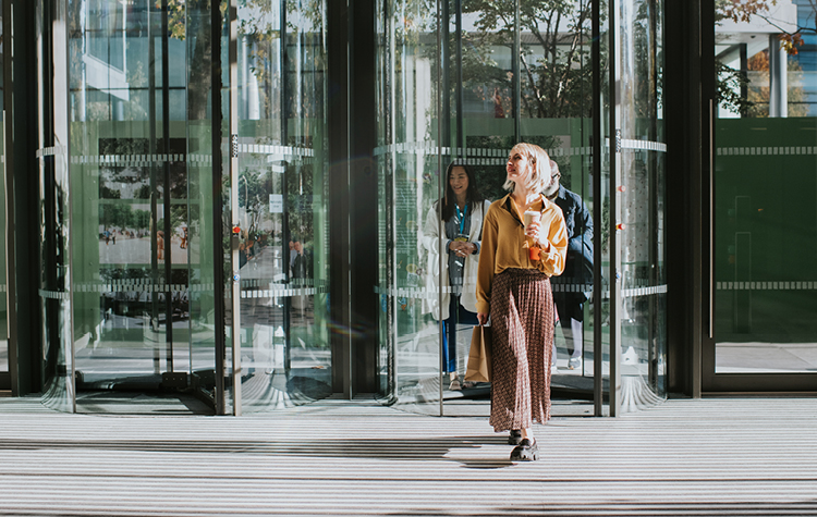 Kvindelig leder forlader kontor